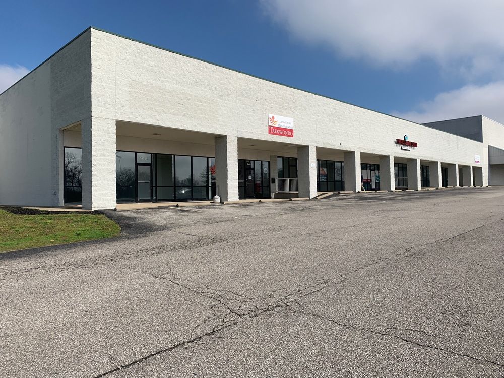 Blackiston Mill Rd Shopping Center: 1418 & 1420 Blackiston Mill Rd, Clarksville, IN 47129